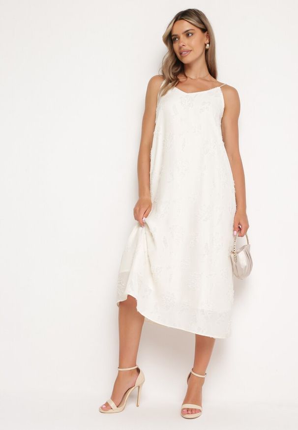 Born2be - Beżowa Trapezowa Sukienka na Ramiączkach z Koralikami i Cyrkoniami Dimzuri. Okazja: na co dzień. Kolor: beżowy. Materiał: jeans. Długość rękawa: na ramiączkach. Wzór: aplikacja. Typ sukienki: trapezowe. Styl: casual, elegancki