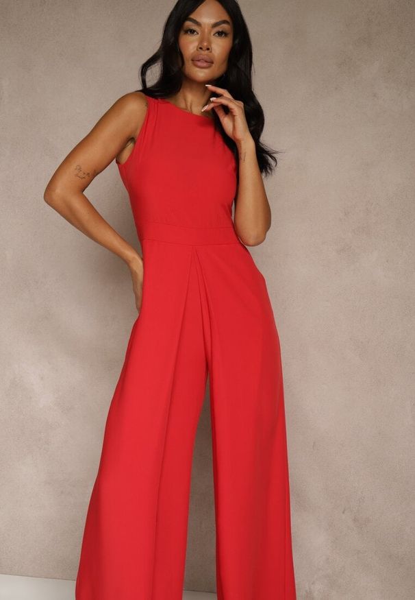 Renee - Czerwony Taliowany Kombinezon Ozdobiony Zakładkami Berinola. Okazja: na imprezę. Kolor: czerwony. Wzór: aplikacja. Styl: wizytowy, elegancki