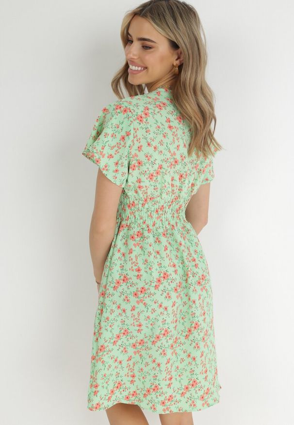 Born2be - Jasnozielona Sukienka z Kopertowym Dekoltem i Gumką w Pasie Rihalli. Kolor: zielony. Typ sukienki: kopertowe