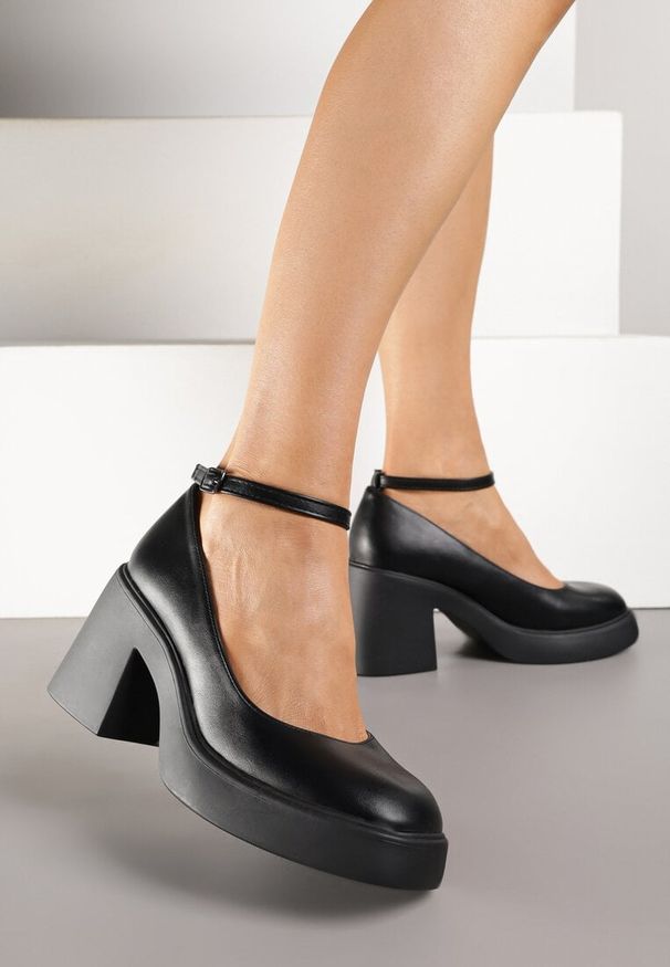 Born2be - Czarne Czółenka na Obcasie i Platformie w Eleganckim Stylu Isivia. Nosek buta: otwarty. Kolor: czarny. Materiał: lakier. Obcas: na obcasie. Styl: elegancki. Wysokość obcasa: średni