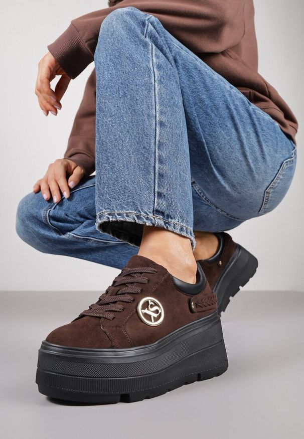 Renee - Brązowe Sneakersy Vices na Platformie Ozdobione Metaliczną Aplikacją Tatellia. Okazja: na co dzień. Kolor: brązowy. Materiał: jeans. Wzór: aplikacja. Obcas: na platformie