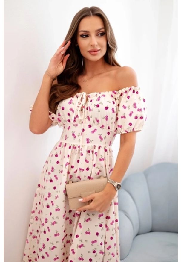 Kesi Włoski - Sukienka damska maxi w kwiaty z bufkami beżowy+fioletowy. Okazja: na spacer. Kolor: wielokolorowy, beżowy, fioletowy. Materiał: materiał, poliester, elastan. Wzór: kwiaty. Sezon: lato. Typ sukienki: rozkloszowane. Styl: wakacyjny. Długość: maxi
