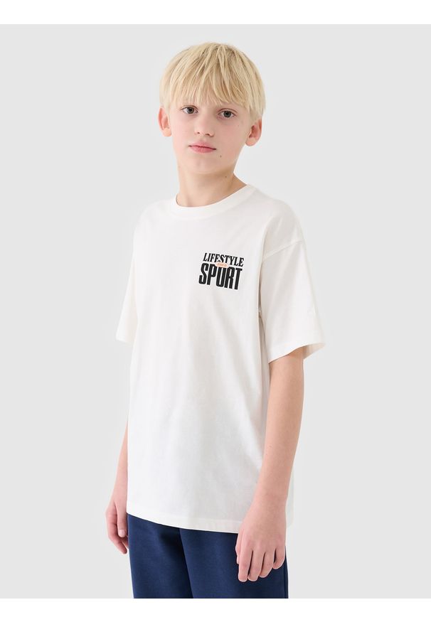 4f - 4F T-shirt regular z nadrukiem chłopięcy - biały 122 (6-7 lat). Okazja: na co dzień. Kolor: biały. Materiał: dzianina, bawełna, jersey. Długość rękawa: krótki rękaw. Długość: krótkie. Wzór: nadruk. Sezon: lato. Styl: klasyczny, sportowy, casual
