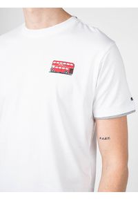 Pepe Jeans T-shirt "Sutton" | PM508504 | Sutton | Mężczyzna | Biały. Okazja: na co dzień. Kolor: biały. Materiał: bawełna. Wzór: nadruk, aplikacja. Styl: casual #3
