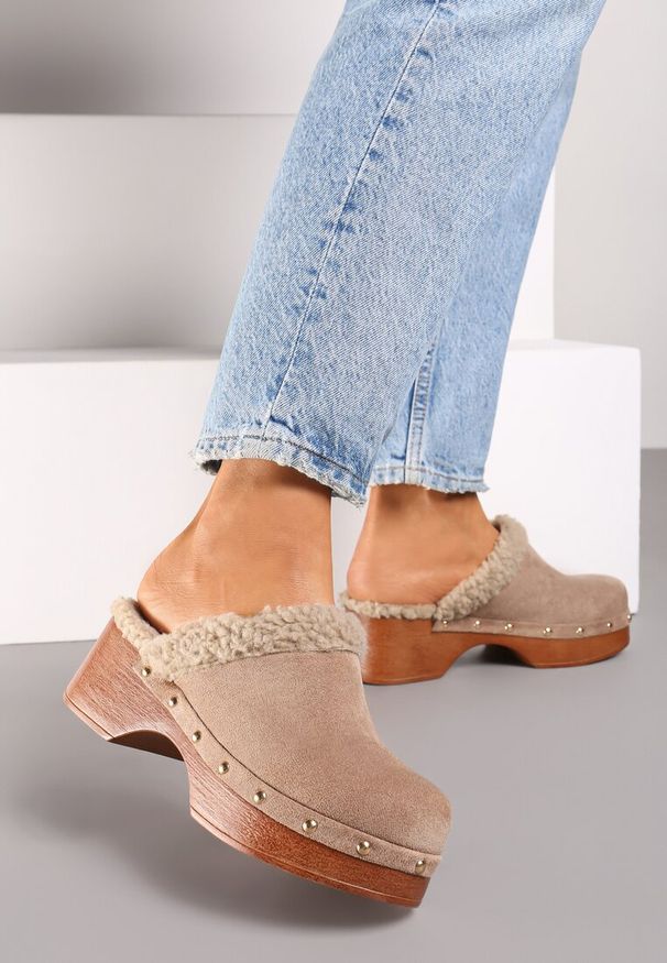 Renee - Ciemnobeżowe Futerkowe Klapki Mule na Platformie Ozdobione Ćwiekami Crelina. Kolor: beżowy. Materiał: jeans. Wzór: aplikacja. Obcas: na platformie. Styl: klasyczny. Wysokość obcasa: średni