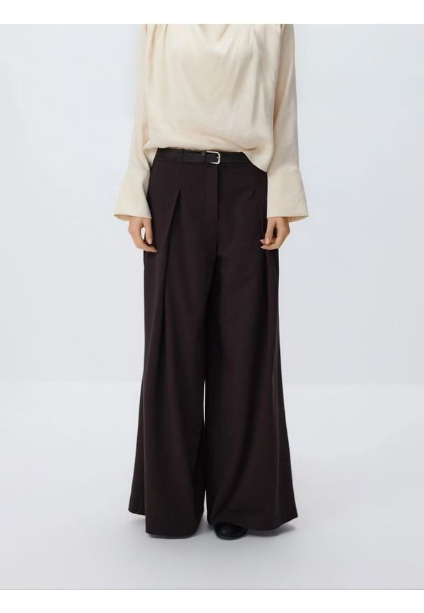 Reserved - Spodnie z szerokimi nogawkami - ciemnobrązowy. Kolor: brązowy. Materiał: wiskoza, tkanina