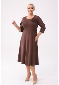 Moda Size Plus Iwanek - Sukienka Eliza w odcieniach brązu - klasyczna elegancja z nowoczesnym akcentem PLUS SIZE XXL OVERSIZE. Okazja: na co dzień. Kolekcja: plus size. Kolor: brązowy. Materiał: tkanina, wiskoza, skóra, materiał, nylon. Wzór: kwiaty. Typ sukienki: oversize, dla puszystych. Styl: klasyczny