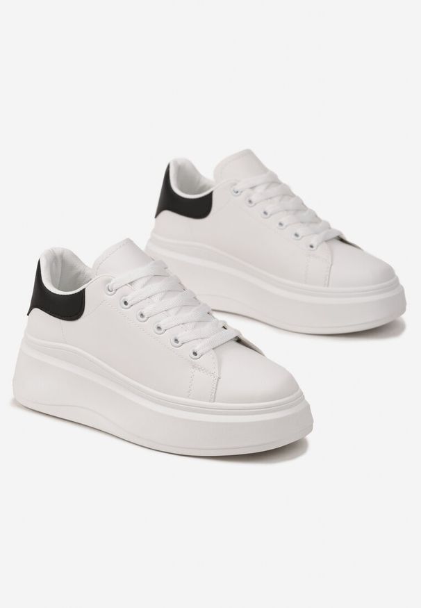 Renee - Biało-Czarne Sznurowane Sneakersy na Niskiej Platformie z Imitacji Skóry Ajanfa. Kolor: czarny. Materiał: skóra. Obcas: na platformie