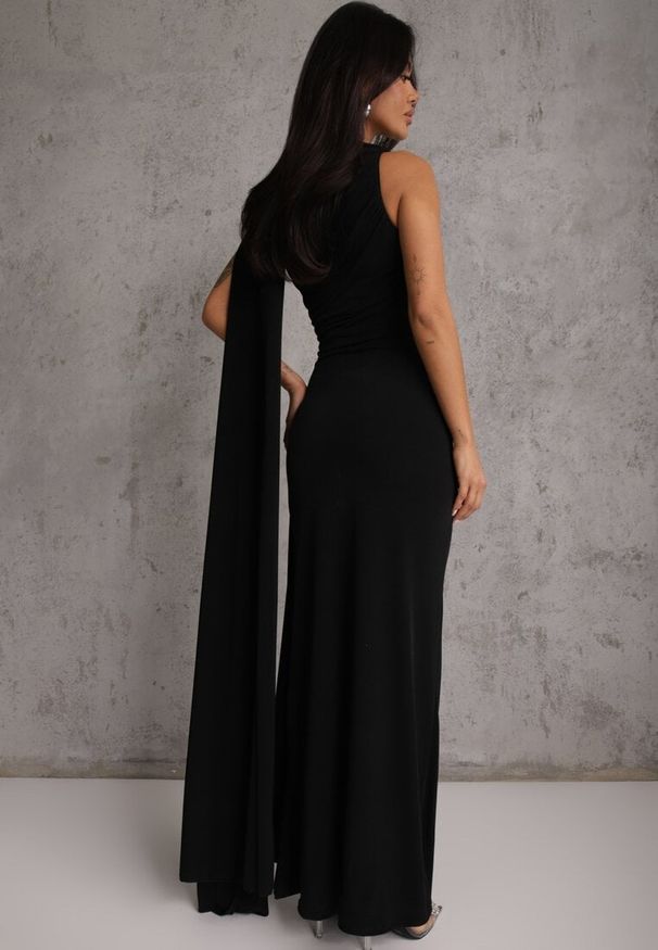 Renee - Czarna Wieczorowa Sukienka Marszczona z Wszytym Szalem i Biżuteryjną Broszką Cezalia. Okazja: na wesele, na studniówkę, na ślub cywilny. Kolor: czarny. Typ sukienki: proste. Styl: wizytowy