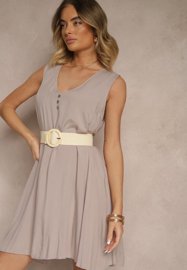 Renee - Jasnoszara Bawełniana Sukienka o Rozkloszowanym Kroju z Guzikami Folaisa. Typ kołnierza: dekolt w kształcie V. Kolor: szary. Materiał: bawełna. Wzór: aplikacja. Sezon: lato. Styl: klasyczny