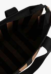 Born2be - Brązowa Torebka w Paski Shopper na Suwak Salisea. Kolor: brązowy. Wzór: paski. Styl: klasyczny, elegancki, casual