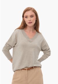 Volcano - Luźny sweter z dekoltem w serek S-JOY. Okazja: na co dzień. Typ kołnierza: dekolt w serek. Kolor: beżowy. Materiał: dzianina, jeans, prążkowany. Długość: krótkie. Wzór: gładki. Styl: elegancki, casual