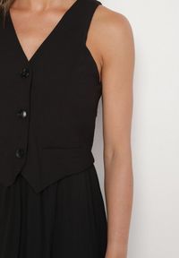 Born2be - Czarna Plisowana Sukienka z Wiskozy z Wszytą Kamizelką Silanda. Typ kołnierza: dekolt w serek. Kolor: czarny. Materiał: wiskoza. Sezon: wiosna. Styl: klasyczny, elegancki #2