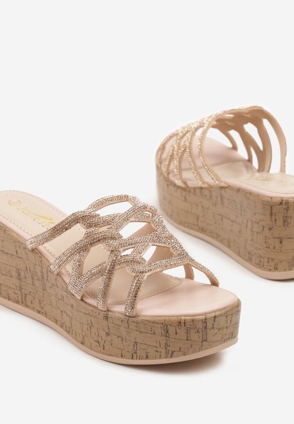 Renee - Szampańskie Klapki na Koturnie z Cyrkoniowymi Paseczkami Tenavela. Okazja: na co dzień. Kolor: złoty. Materiał: jeans. Wzór: aplikacja. Obcas: na koturnie. Styl: casual. Wysokość obcasa: średni