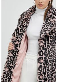 Guess płaszcz damski kolor różowy przejściowy. Okazja: na co dzień. Kolor: różowy. Materiał: materiał. Styl: casual #3