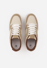 Born2be - Ciemnobeżowe Sneakersy Ozdobione Perforacją Isselina. Okazja: na spacer, na co dzień. Kolor: beżowy. Wzór: aplikacja. Sport: turystyka piesza #9