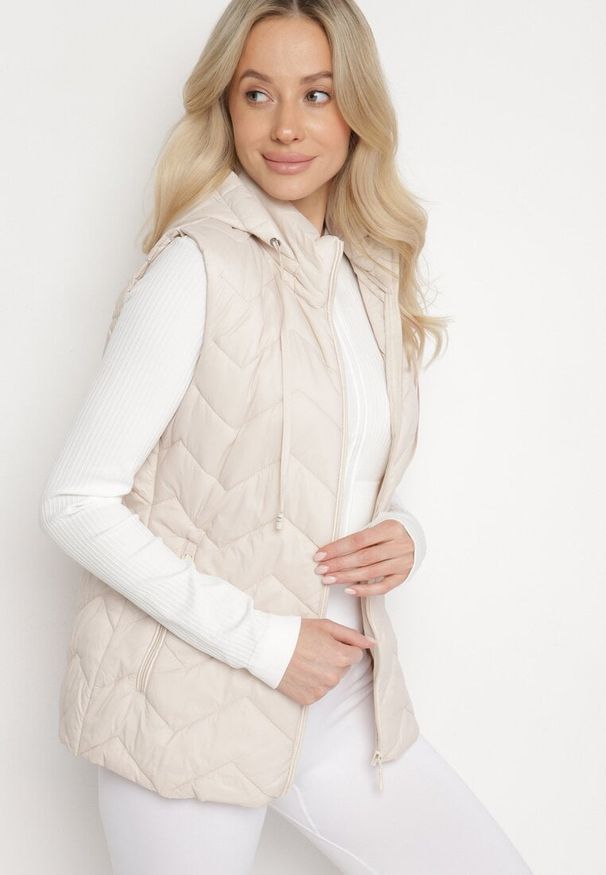 Born2be - Ciemnobeżowa Kamizelka Pikowana z Odpinanym Kapturem Ariluna. Okazja: na co dzień. Kolor: beżowy. Materiał: jeans. Styl: sportowy, elegancki, casual