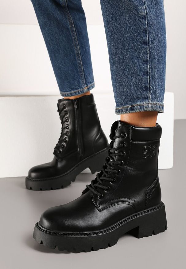Born2be - Czarne Płaskie Botki Traperki Vices ze Sznurowaniem i Tłoczeniem Zeriana. Okazja: na co dzień. Zapięcie: sznurówki. Kolor: czarny. Materiał: jeans, skóra. Styl: casual, klasyczny