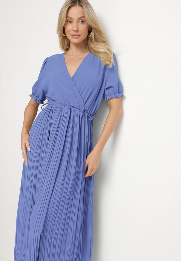 Born2be - Niebieska Kopertowa Sukienka z Bawełną i Paskiem Ivellevia. Okazja: na co dzień. Typ kołnierza: dekolt w serek. Kolor: niebieski. Materiał: bawełna. Długość rękawa: długi rękaw. Sezon: lato. Typ sukienki: kopertowe. Styl: casual, elegancki, klasyczny