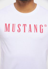 Mustang - MUSTANG Style Alex C LOGO Tee MĘSKI T-SHIRT KOSZULKA NADRUK LOGO General White 1013221 2045. Okazja: na plażę. Kolekcja: plus size. Materiał: bawełna, jeans, skóra. Długość: długie. Wzór: nadruk. Styl: retro, wizytowy #3