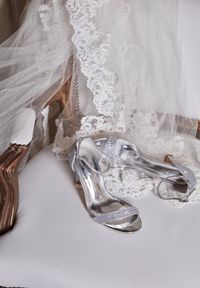 Renee - Srebrne Brokatowe Sandały na Klepsydrowej Szpilce z Drobnymi Cyrkoniami Isoldis. Okazja: na studniówkę, na ślub cywilny, na sylwestra, na wesele. Zapięcie: sprzączka. Kolor: srebrny. Wzór: aplikacja. Styl: glamour, elegancki #1