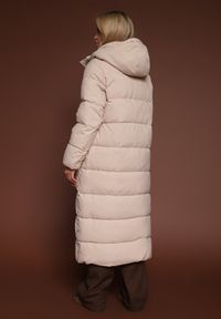 Renee - Jasnobeżowa Kurtka o Długim Kroju z Kapturem Ozdobiona Pikowaniem Aforriva. Okazja: na co dzień. Typ kołnierza: kaptur. Kolor: beżowy. Materiał: jeans. Długość: długie. Wzór: aplikacja. Styl: klasyczny, casual #6