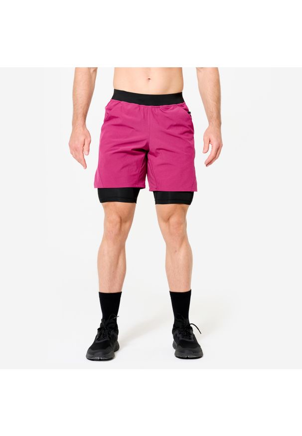 DOMYOS - Spodenki fitness cardio męskie Domyos 2 w 1. Kolor: wielokolorowy, fioletowy, czarny, różowy. Materiał: poliester, materiał, elastan. Długość: krótkie. Sport: fitness