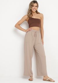 Born2be - Ciemnobeżowe Spodnie z Prostą Nogawką i Kieszeniami oraz Sznurkiem w Talii Qulai. Okazja: na co dzień. Stan: podwyższony. Kolor: beżowy. Styl: casual #5