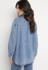 Born2be - Niebieska Koszula Jeansowa Oversize z Wiskozą Ulathiela. Okazja: na co dzień, na spotkanie biznesowe. Typ kołnierza: kołnierzyk klasyczny. Kolor: niebieski. Materiał: wiskoza, jeans. Długość rękawa: długi rękaw. Długość: długie. Styl: biznesowy, klasyczny, casual, elegancki #7