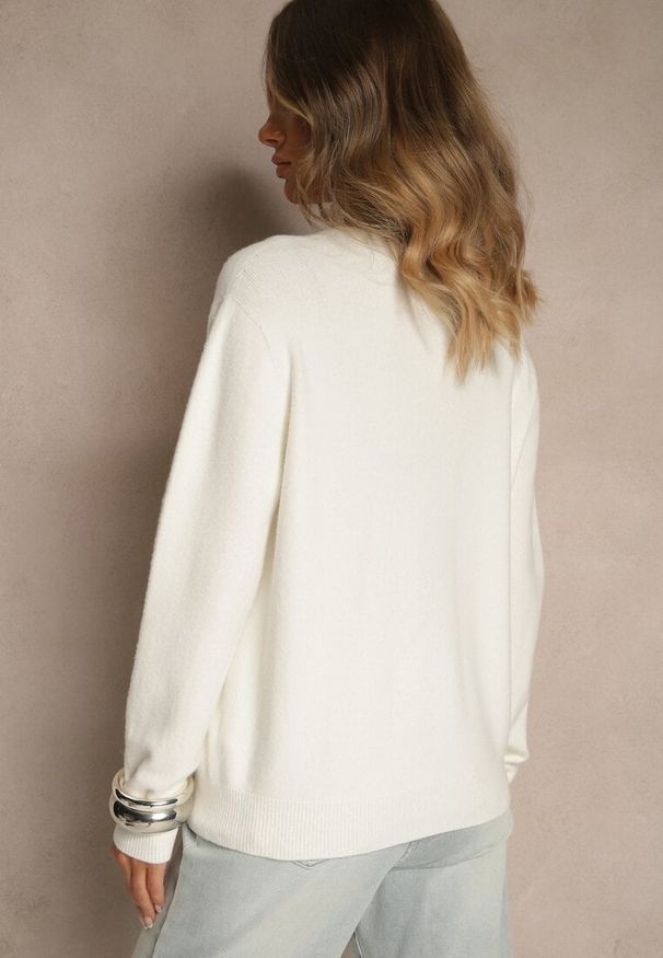 Renee - Biały Sweter z Wełną i Wiskozą z Trójkątnym Dekoltem Kaitte. Okazja: na co dzień. Kolor: biały. Materiał: wełna, wiskoza. Styl: casual, elegancki