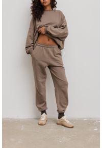 Marsala - Spodnie dresowe w kolorze GRAY TAUPE - JOLLY. Stan: podwyższony. Materiał: dresówka. Styl: elegancki