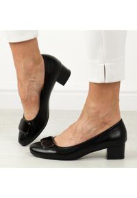 Czarne czółenka damskie na obcasie M.Daszyński Sa210-8. Nosek buta: okrągły. Kolor: czarny. Materiał: skóra. Szerokość cholewki: normalna. Sezon: wiosna, jesień, lato. Obcas: na obcasie. Styl: elegancki, klasyczny. Wysokość obcasa: średni #1