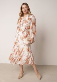 Born2be - Pomarańczowa Zwiewna Sukienka z Długim Rękawem Falbanami i Wiązanym Paskiem Aezera. Okazja: na co dzień, do pracy, na randkę. Kolor: pomarańczowy. Materiał: jeans, zamsz, poliester. Długość rękawa: długi rękaw. Typ sukienki: proste. Styl: casual, klasyczny, elegancki #7