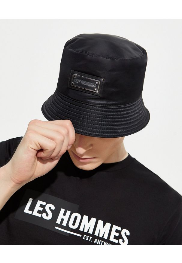 Les Hommes - LES HOMMES - Czarny kapelusz z nylonu. Kolor: czarny. Materiał: nylon. Wzór: aplikacja