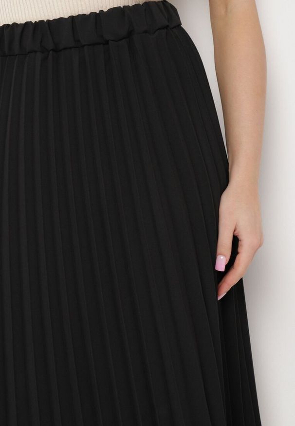 Born2be - Czarna Plisowana Spódnica Midi z Wyższym Stanem Isolara. Okazja: na co dzień, do pracy, na spotkanie biznesowe. Stan: podwyższony. Kolor: czarny. Styl: casual, biznesowy, elegancki