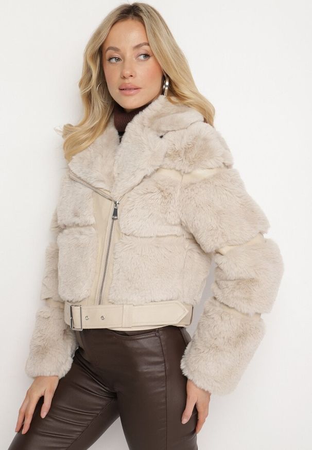 Born2be - Beżowa Futrzana Kurtka z Ozdobnym Paskiem Sirunis. Kolor: beżowy. Materiał: futro. Wzór: aplikacja