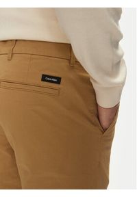 Calvin Klein Chinosy Modern Twill K10K113696 Khaki Slim Fit. Kolor: brązowy. Materiał: bawełna