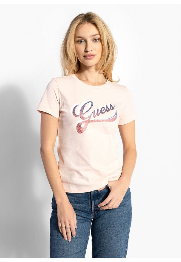 Guess - Koszulka damska GUESS SS CN SHADED LOGO TEE. Kolor: różowy. Sport: turystyka piesza