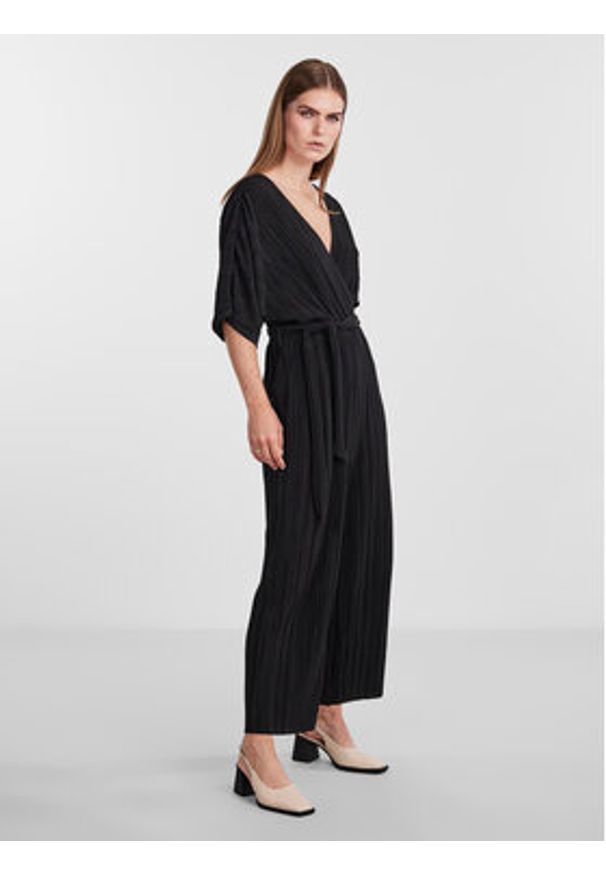 YAS Kombinezon Olinda 26032851 Czarny Loose Fit. Kolor: czarny. Materiał: syntetyk