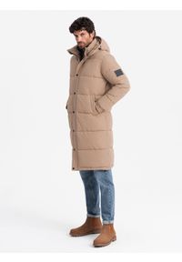 Ombre Clothing - Pikowana długa kurtka męska z odpinanym kapturem – beżowa V2. Typ kołnierza: kaptur. Kolor: beżowy. Materiał: guma, puch, tkanina, poliester, materiał, syntetyk. Długość: długie. Wzór: gładki, aplikacja, ze splotem