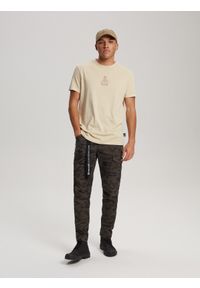Diverse - T-shirt męski z nadrukiem DKR D 0523 S1822 - - Rozmiar: XL. Kolor: beżowy. Materiał: bawełna. Wzór: nadruk #3