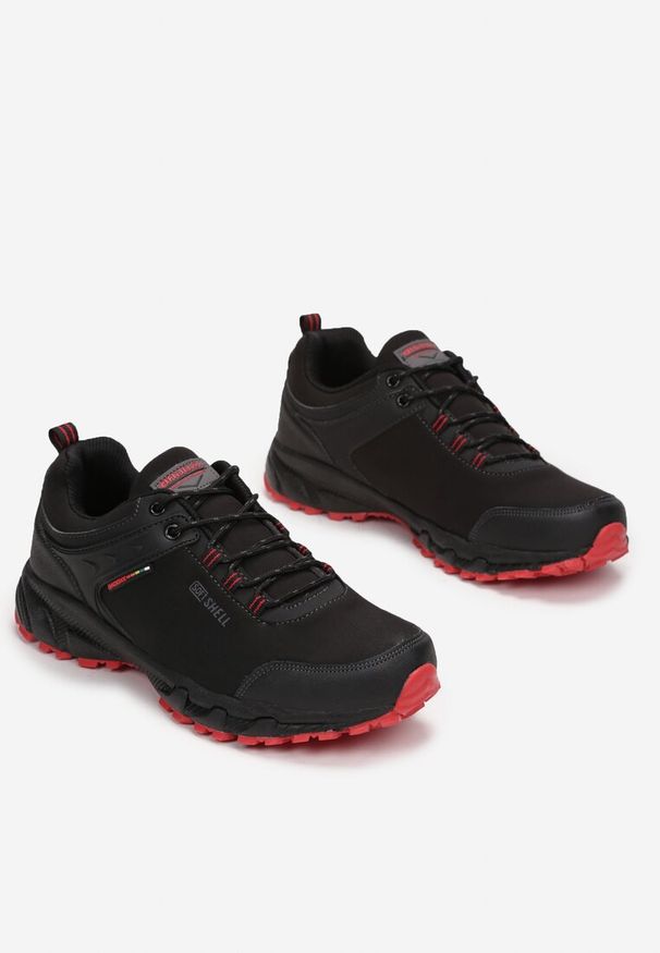 Born2be - Czarno-Czerwone Buty Sportowe Jhaerithe. Wysokość cholewki: przed kostkę. Nosek buta: okrągły. Kolor: czarny. Materiał: materiał. Szerokość cholewki: normalna. Wzór: aplikacja. Sport: turystyka piesza