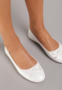 Renee - Białe Balerinki Nospe. Nosek buta: okrągły. Zapięcie: bez zapięcia. Kolor: biały. Szerokość cholewki: normalna. Wzór: aplikacja #1