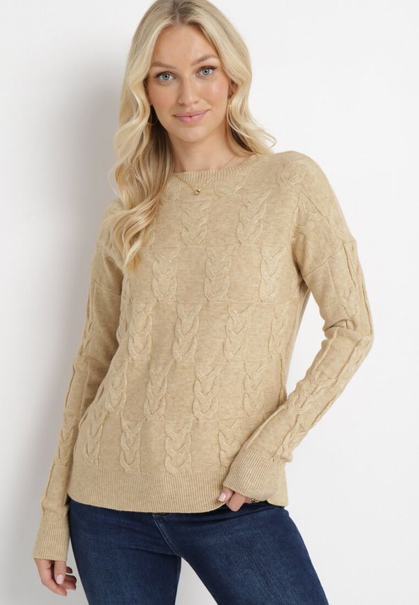 Born2be - Beżowy Sweter o Warkoczowym Splocie z Okrągłym Dekoltem Selinera. Kolor: beżowy. Materiał: dzianina. Wzór: ze splotem. Styl: klasyczny