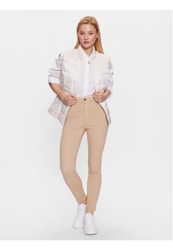 Guess Bezrękawnik Ginger W3RN53 WF5C2 Biały Slim Fit. Kolor: biały. Materiał: syntetyk. Długość rękawa: bez rękawów
