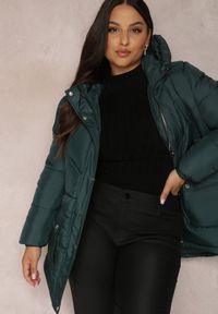 Renee - Ciemnozielona Kurtka Pikowana Sabrino. Kolekcja: plus size. Kolor: zielony. Materiał: materiał. Długość rękawa: długi rękaw. Długość: długie #3