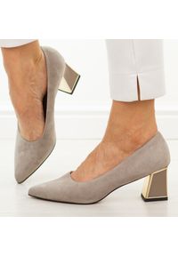 Beżowe skórzane czółenka damskie Vinceza 66921. Okazja: na co dzień, do pracy. Kolor: beżowy. Materiał: skóra, zamsz. Sezon: wiosna, lato, jesień. Obcas: na słupku. Styl: casual, klasyczny, elegancki #1