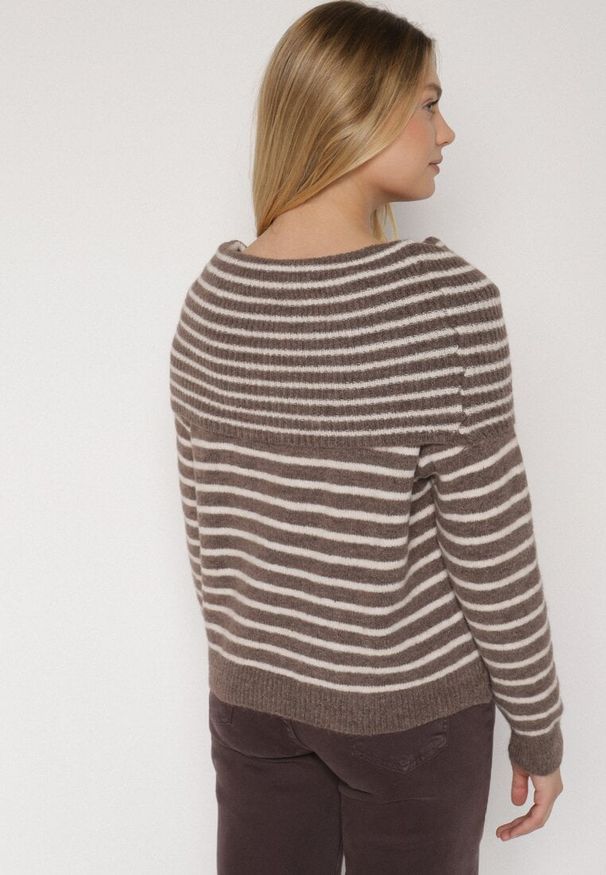 Born2be - Jasnobrązowy Sweter w Paski z Dodatkiem Wełny i Wiskozy z Odkrytymi Ramionami Nedarra. Okazja: na co dzień. Kolor: brązowy. Materiał: wełna, wiskoza. Wzór: paski. Styl: casual, elegancki
