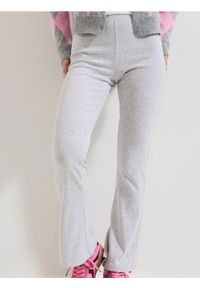 Sinsay - Prążkowane spodnie flare - szary. Kolor: szary. Materiał: prążkowany #1