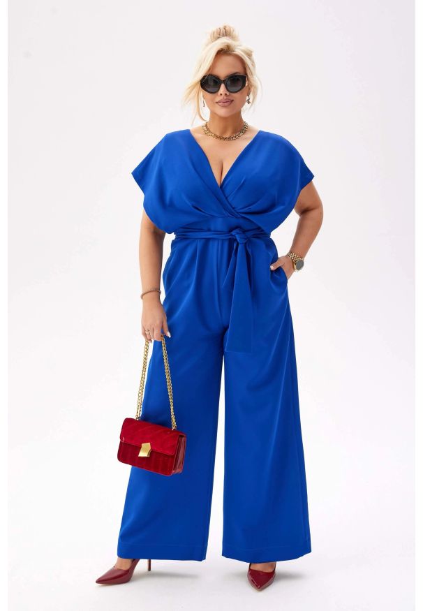 Moda Size Plus Iwanek - Elegancki szafirowy kombinezon Valentina PLUS SIZE XXL. Okazja: na imprezę. Stan: podwyższony. Kolekcja: plus size. Kolor: niebieski. Materiał: tkanina, elastan, poliester. Długość: krótkie. Wzór: gładki. Styl: elegancki